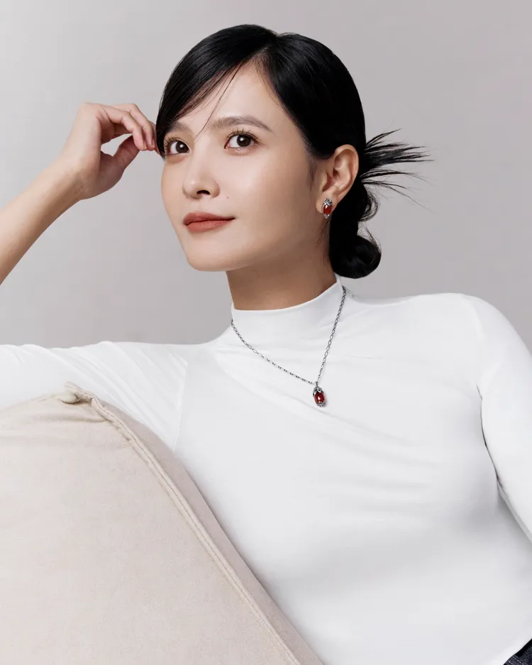 演員吳子霏搭配亞洲限定款的純銀紅玉髓系列。品牌提供