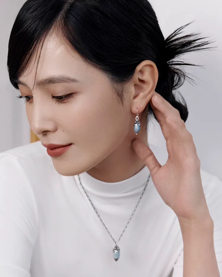 純銀藍石英款式則以帶有霧面質感的清透色韻，重現北歐天空下的澄澈與寧靜。品牌提供