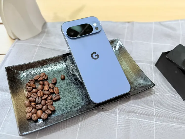 Google Pixel 10 Pro XL夺下2025年度最佳Android手机，被评为AI整合度与整体体验最均衡的旗舰机型。赵筱文摄