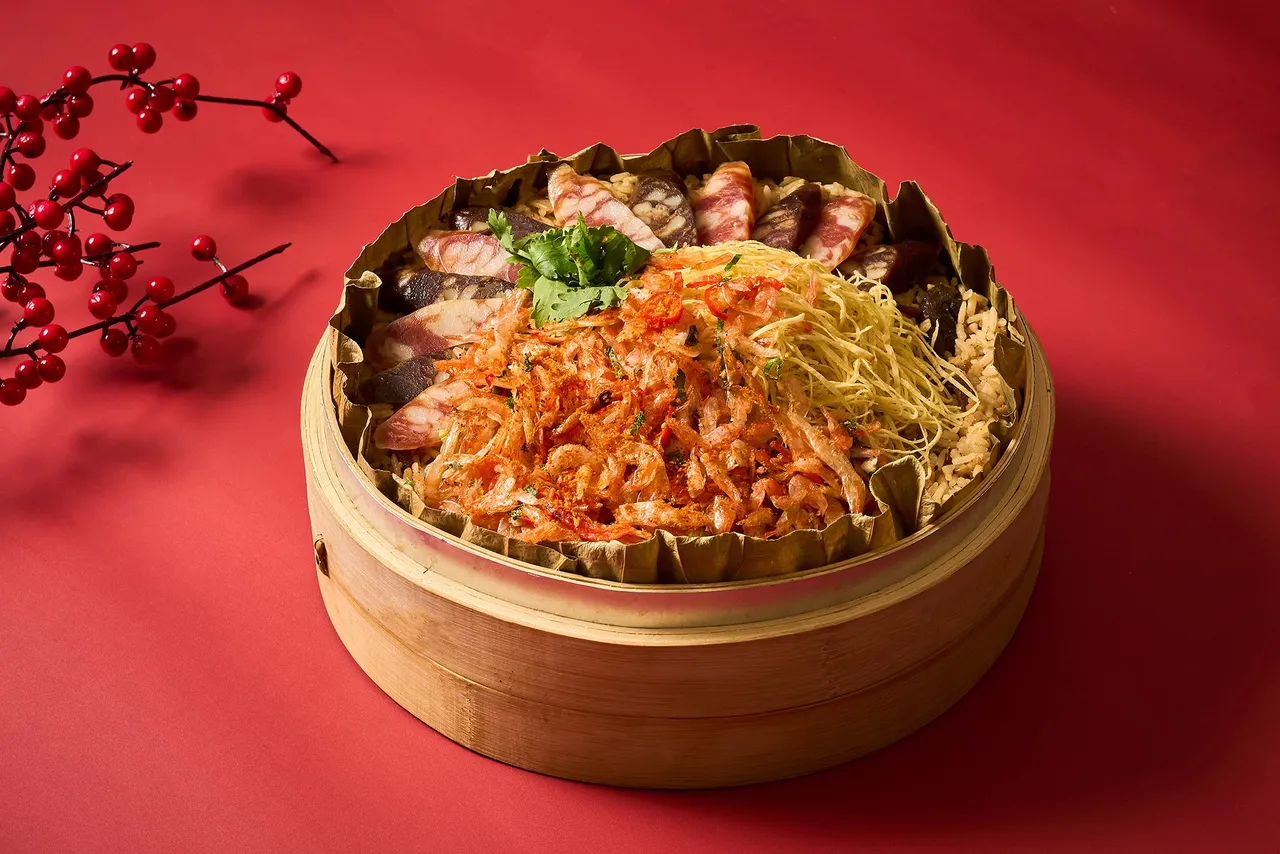 豪华煲仔饭「樱红腊香庆团圆」，米粒饱满、腊香浓郁，售价1180元。台北新板希尔顿酒店提供