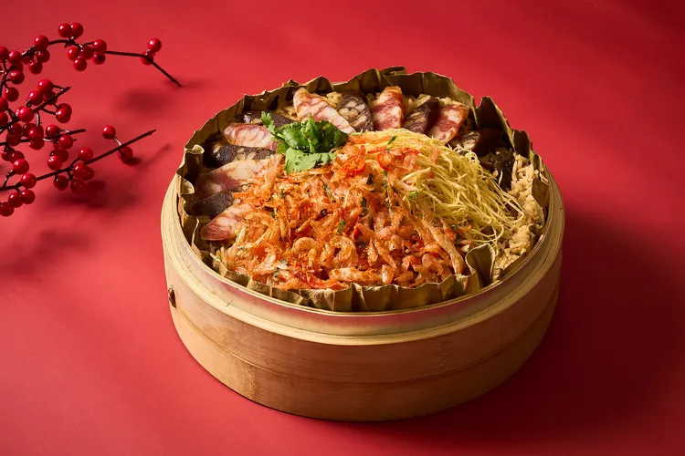 豪華煲仔飯「櫻紅臘香慶團圓」，米粒飽滿、臘香濃郁，售價1180元。台北新板希爾頓酒店提供