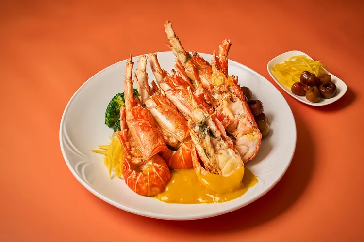 「金湯芝士炆龍蝦」選用澳洲水姑娘品種龍蝦，搭配特製金湯醬汁，奶香濃潤、鮮美彈牙，售價2880元。台北新板希爾頓酒店提供