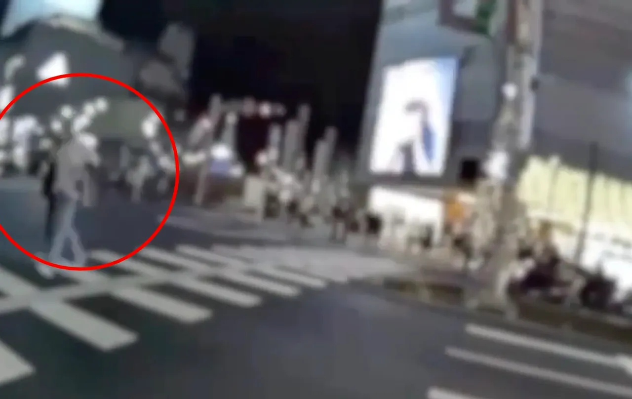 中山站外惊恐！白衣男暴冲过马路闯诚品南西店　与警拉扯冲突吓坏游客