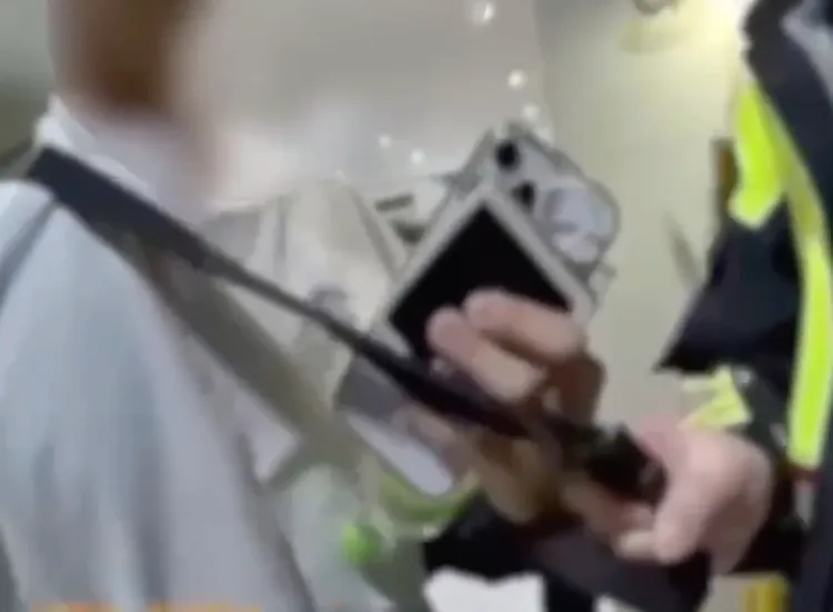 白衣男堅稱是「警察叫我跑過馬路的」，對警方盤查極度不配合還拉扯爆粗口。翻攝畫面