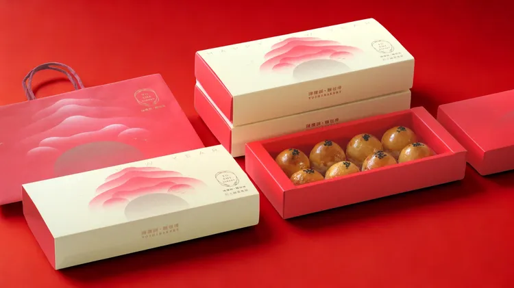 陈耀训的红土蛋黄酥春节限定版，新招要送100张900元折价券。翻摄自陈耀训脸书