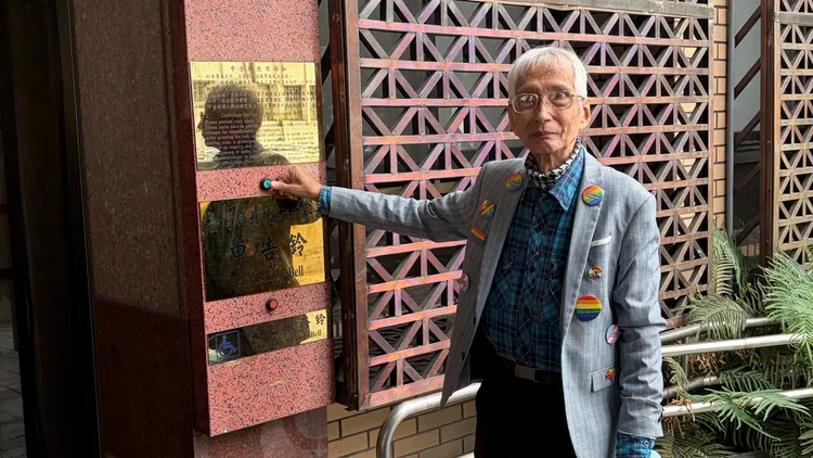 祈家威认为登记变更性别要摘除性器官侵害跨性别者人权，今到北检告发内政部部长刘世芳渎职。张钦摄