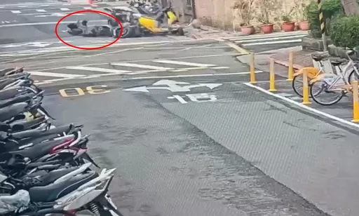 北市酒驾骑士刷路边整排车　逃逸又折返「扶正」！被到场警逮正著