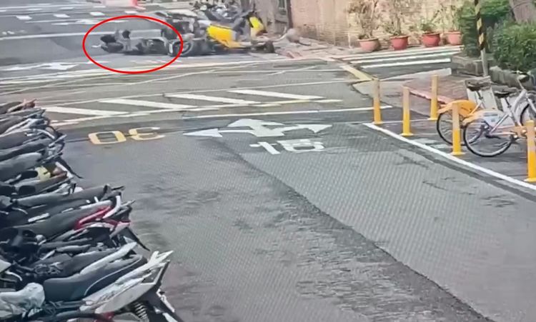 北市酒駕騎士刷路邊整排車　逃逸又折返「扶正」！被到場警逮正著