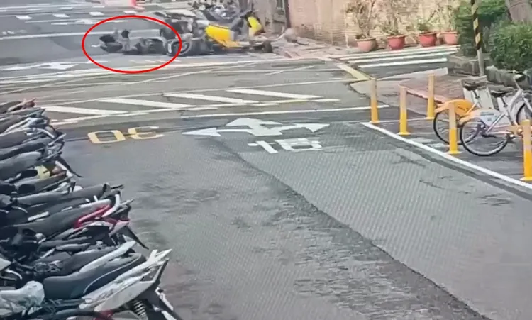 凌男撞路边车辆后摔的四脚朝天。翻摄画面