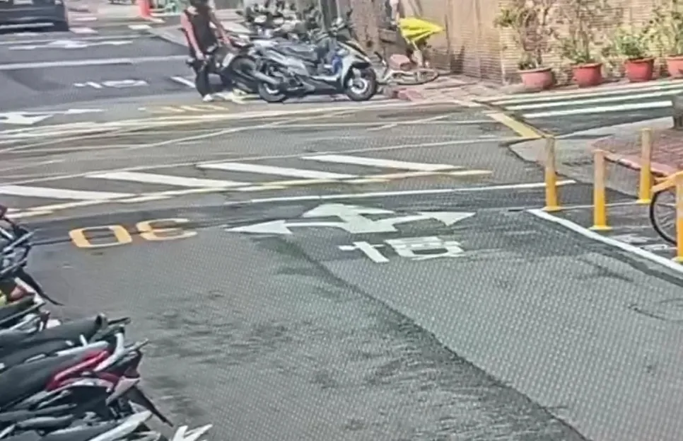 凌男逃逸后又返回现场，试图把车辆扶正。翻摄画面