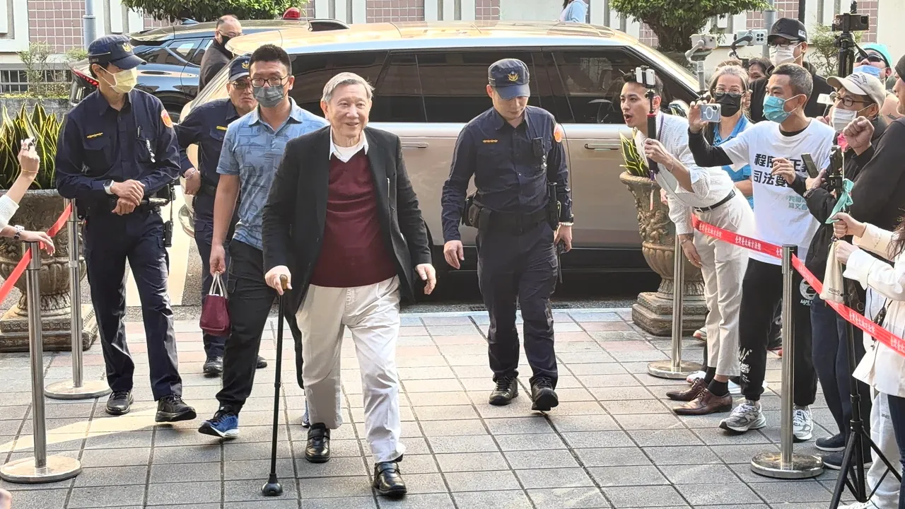 沈庆京可能今天会上阵为自己答辩，一早持拐杖神情飒爽地进入北院，还有小草为他加油大喊，「小沈真男人」。张钦摄