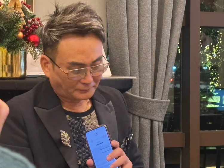 洪毛提到生病状况忍不住哽咽，低头整理情绪。王思颖摄