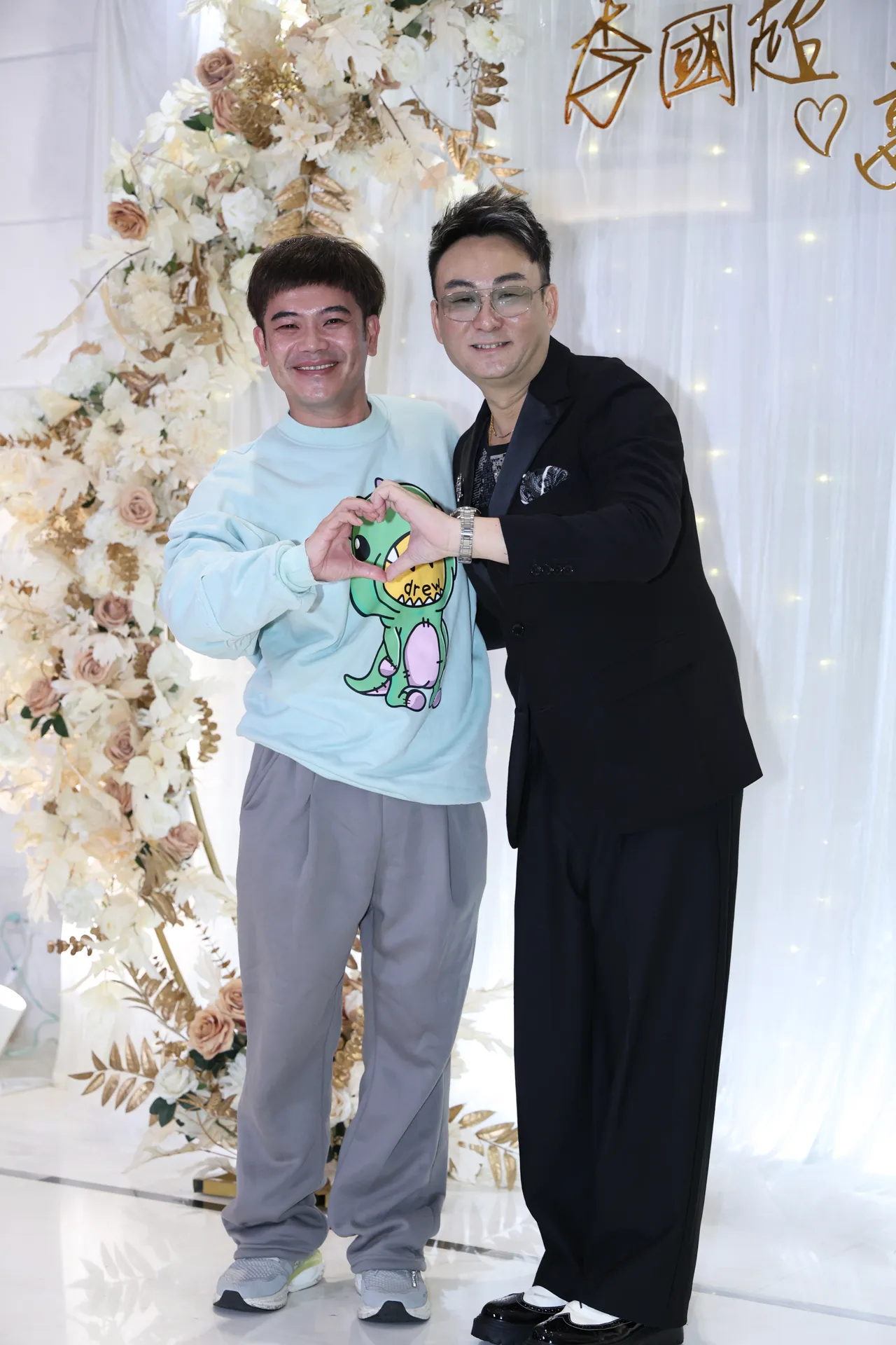 洪毛（右）昨出席高欣欣和李国超婚宴瘦了一大圈，左为马国弼。彭欣伟摄