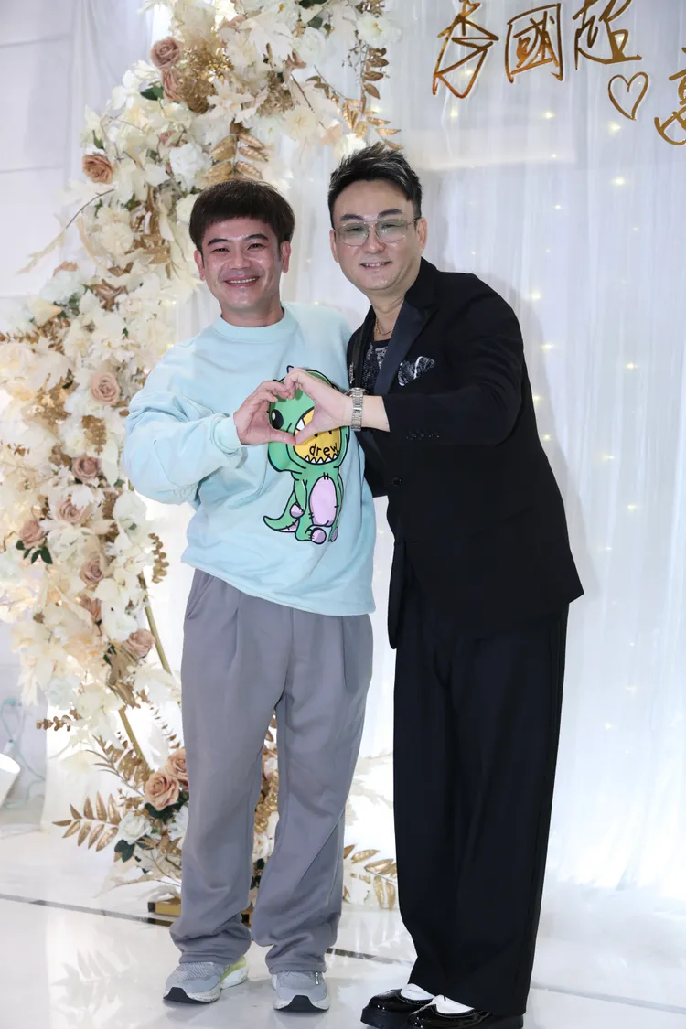 洪毛（右）昨出席高欣欣和李國超婚宴瘦了一大圈，左為馬國弼。彭欣偉攝