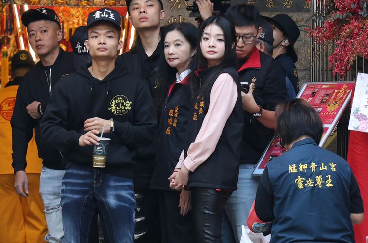 拚參戰中正萬華議員?鄭麗文遶境扛轎 應佳妤全程緊跟護駕