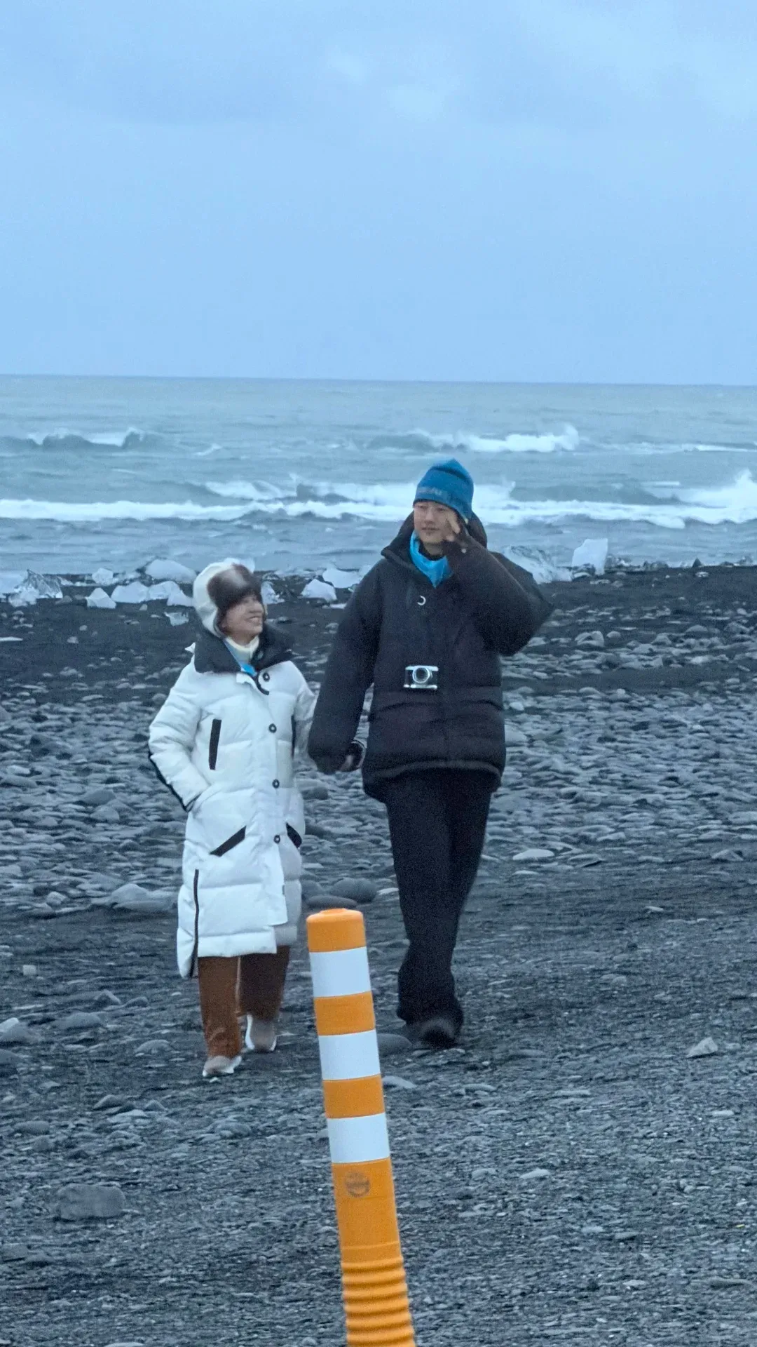 网友偶遇金莎（左）和孙丞潇在求婚后牵手漫步沙滩，甜度爆表。翻摄娱乐茶水间微博