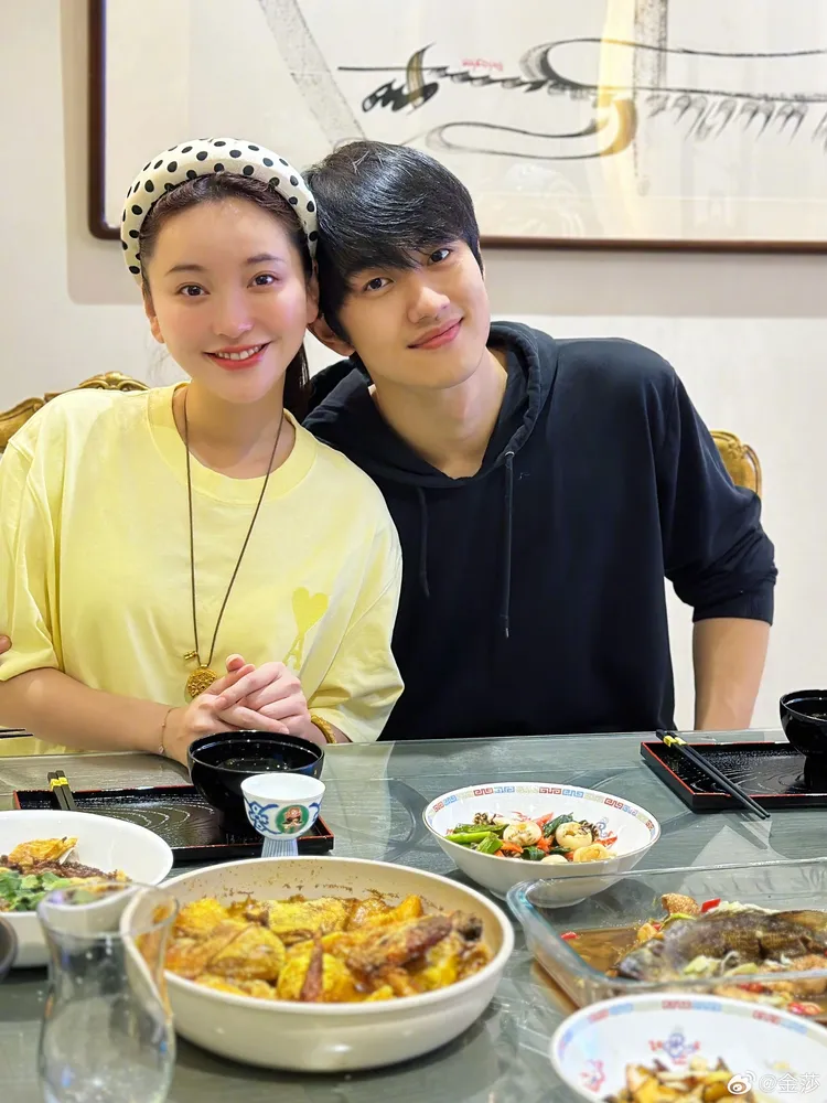 金莎（左）被男友的廚藝收服。翻攝金莎微博