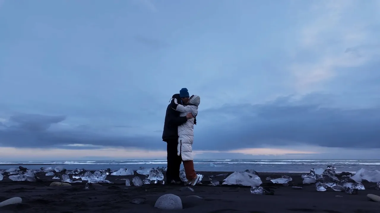 孙丞潇在冰岛的钻石沙滩向金莎求婚成功。翻摄金莎微博