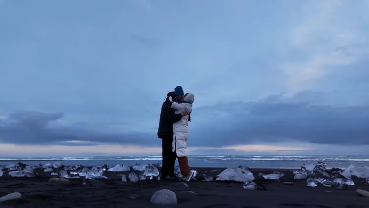 孫丞瀟在冰島的鑽石沙灘向金莎求婚成功。翻攝金莎微博