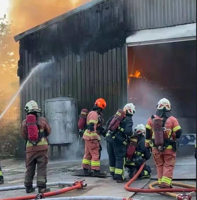 快关窗！三峡化学工厂大火「呛鼻浓烟四散」消防队抢救中