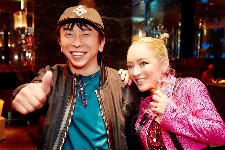 愛貝克思會長松浦勝人（左）和濱崎步曾交往，現在是事業夥伴。翻攝松浦勝人X