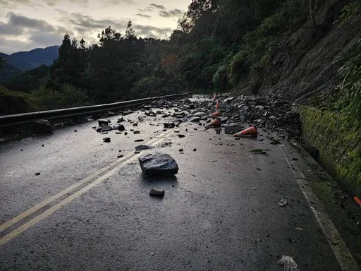 宜蘭太平山「宜專一線」驚傳落石！雙向道路封閉中