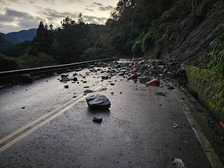 宜蘭太平山「宜專一線」驚傳落石！雙向道路封閉中