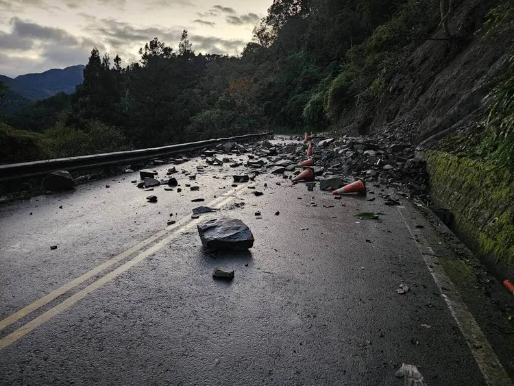 宜专一线8.5K处今天上午传出土石崩落。翻摄照片