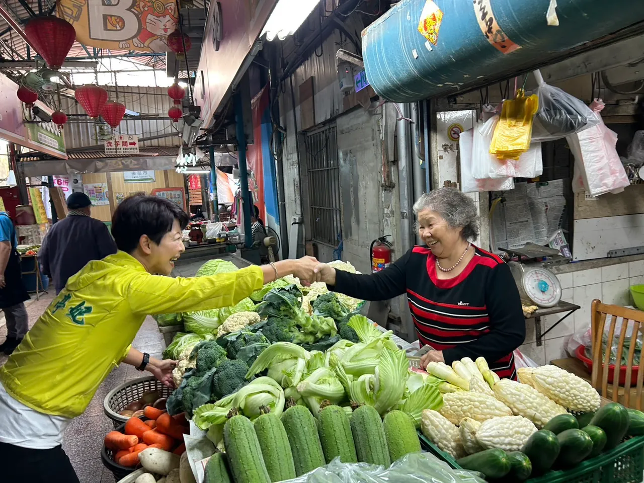 两天狂扫台南六大市场！陈亭妃拚初选「从最接地气的地方开始」
