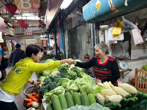 两天狂扫台南六大市场！陈亭妃拚初选「从最接地气的地方开始」