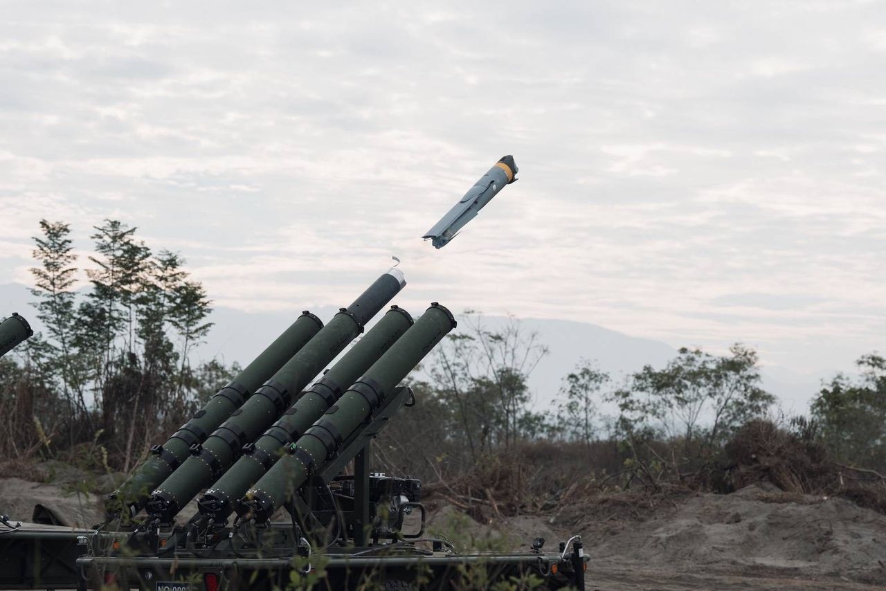 顧立雄視導Altius-600M攻擊型無人機實彈射擊操演