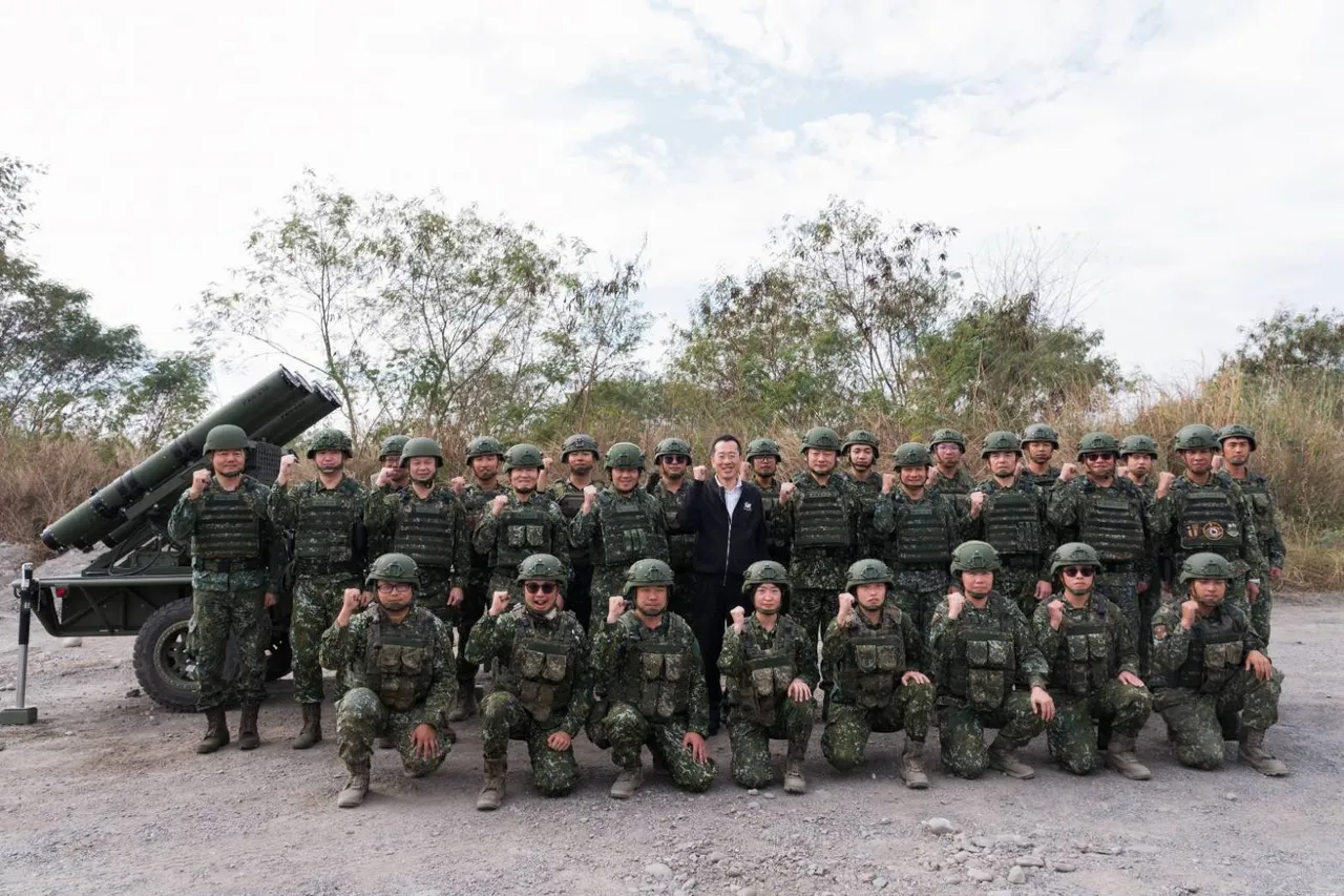 国防部长顾立雄视导「Altius-600M攻击型无人机接装实弹射击操演」，与官兵合影。国防部提供