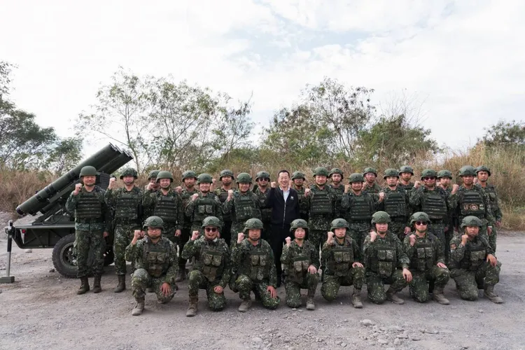 國防部長顧立雄視導「Altius-600M攻擊型無人機接裝實彈射擊操演」，與官兵合影。國防部提供