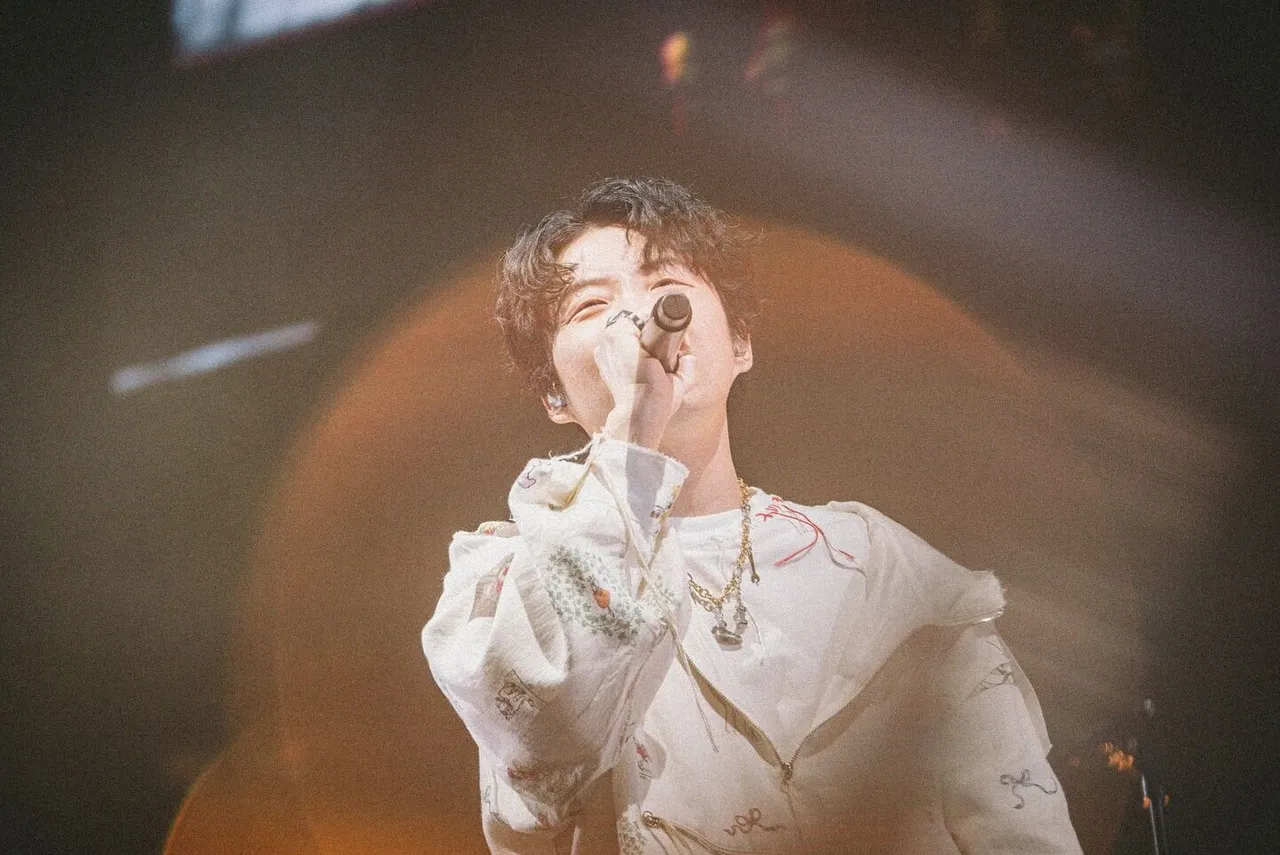 星野源表演与爱妻新垣结衣的定情作《月薪娇妻》百万神曲《恋》，掀起全场最高潮。翻摄星野源IG