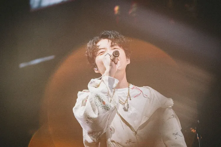 星野源表演與愛妻新垣結衣的定情作《月薪嬌妻》百萬神曲《戀》，掀起全場最高潮。翻攝星野源IG