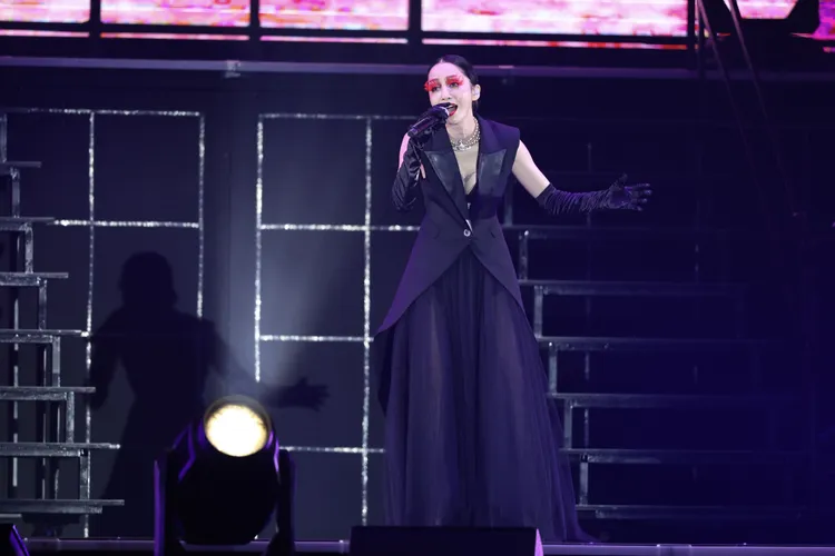 中島美嘉林口開唱，浮誇紅色假睫毛吸睛。資料照片