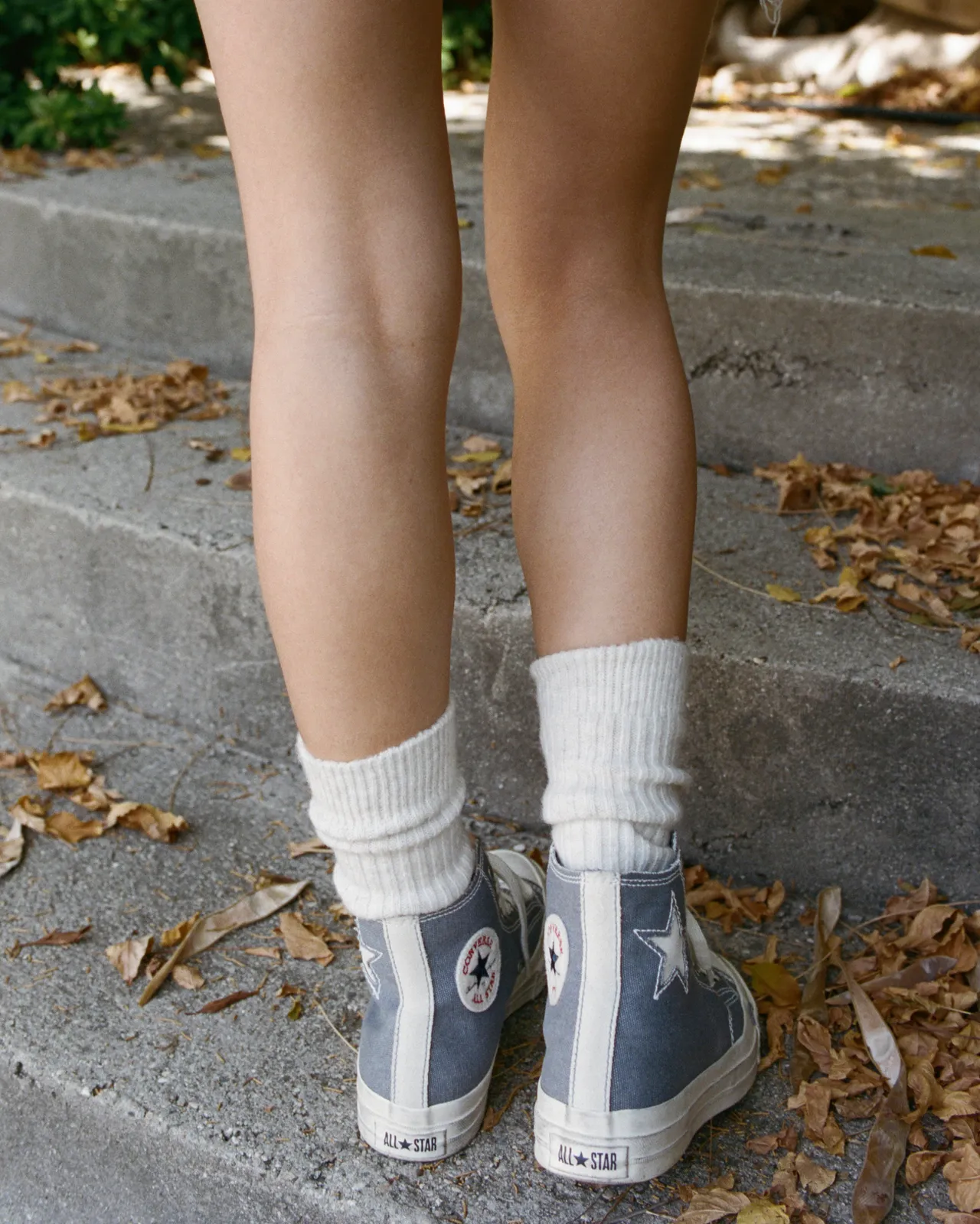 後跟則搭配翻毛皮拼接。品牌提供