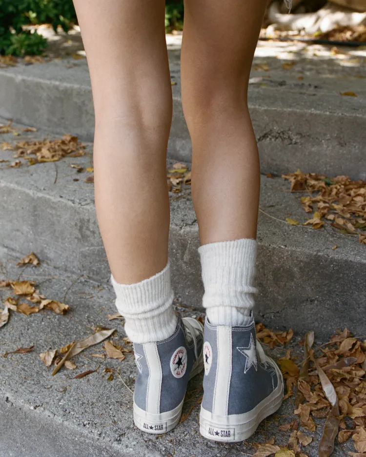 後跟則搭配翻毛皮拼接。品牌提供