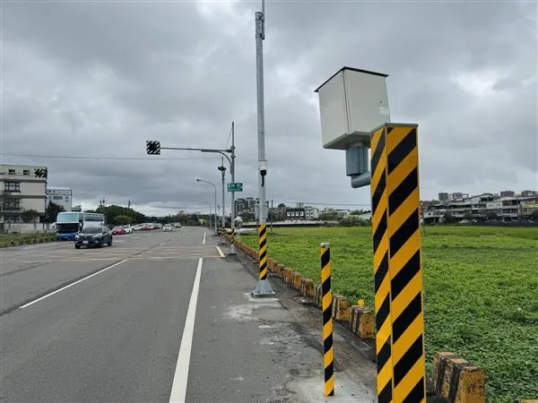 苗栗县警局在竹南、头份新增3处测速照相设备，明年3月1日启用，图为竹南镇全天路与国祥街口。警方提供