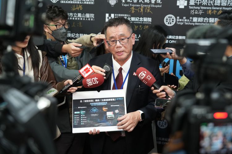 鴻海大舉進軍醫療機器人！刷手機器人受矚目　2027年見成果落地