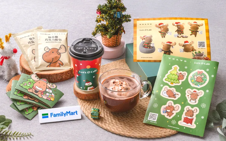 Let’s Café「棉花糖巧克力飲」推出紅色聖誕杯款與杯套，並可獲得限量VOLVO造型貼紙。全家提供