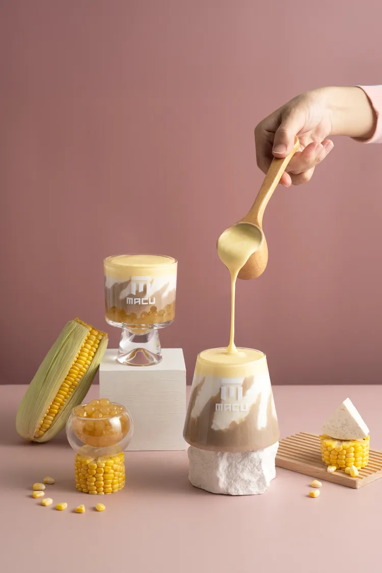 「金絨芝芝」系列將綿密大甲芋頭融合現磨玉米汁呈現，更有全台獨家「玉米圓」可加料。麻古茶坊提供