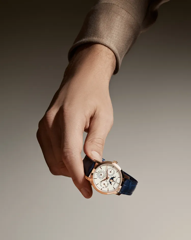 江詩丹頓Traditionnelle 超薄萬年曆腕錶，36.5mm，18K 5N粉紅金錶殼，乳光銀色錶盤，深藍色鱷魚皮錶帶，1120 QP自動上鍊機芯，動力儲存40小時，防水深度30米。品牌提供