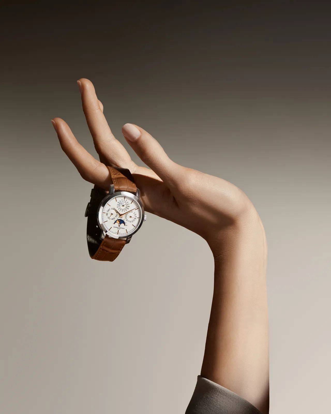 江诗丹顿Traditionnelle 超薄万年历腕表，36.5mm，18K白金表壳，乳光银色表盘，浅棕色鳄鱼皮表带，1120 QP自动上链机芯，动力储存40小时，防水深度30米。品牌提供