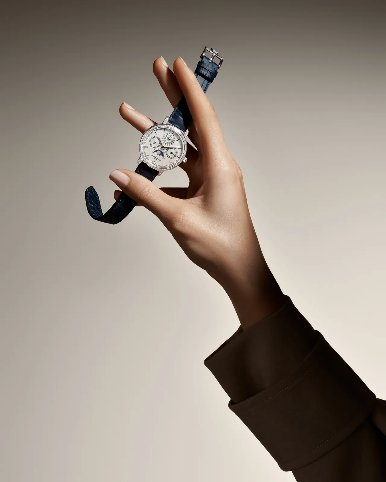 江诗丹顿Traditionnelle 超薄万年历腕表白金款，36.5mm，18K白金表壳，乳光银色表盘，深蓝色密西西比鳄鱼皮表带，1120 QP自动上链机芯，动力储存40小时，防水深度30米。品牌提供