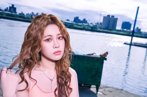 张语哝欧美妆容美出新境界　开撕渣男「当垃圾丢掉」　