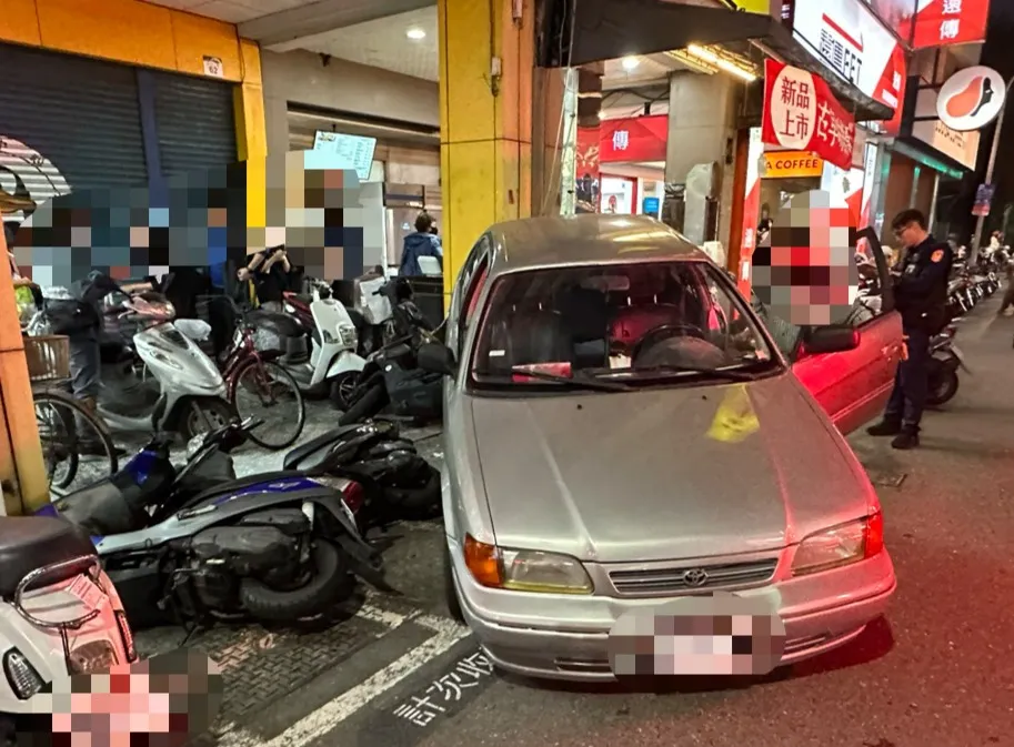 自小客撞倒6部机车。翻摄画面