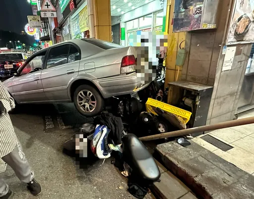 7旬翁打错档！「前进变倒退噜」撞倒6机车　妇人闪避绊倒