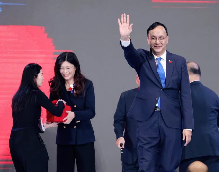 國民黨「第二十二屆第一次全國代表大會」 新任黨主席鄭麗文(左2)、黨主席朱立倫(右)進行印信交接儀式。李俊毅攝