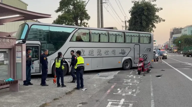 機車騎士當場死亡，交通車上一名6旬婦人頭部撕裂傷送醫。民眾提供